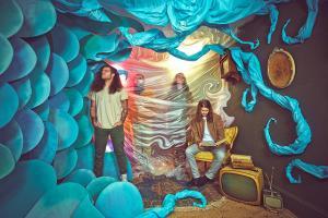 Astronoid publie une version live de sa chanson I Dream in Lines