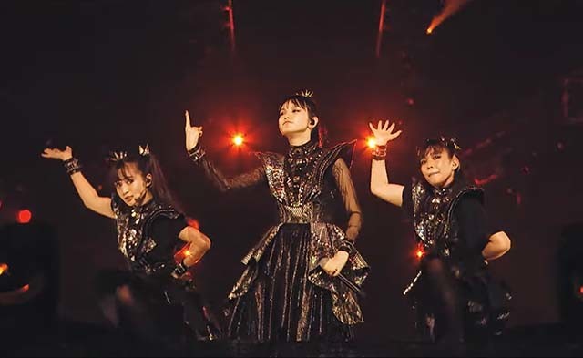 Babymetal dévoile un nouveau membre dans son clip pour Pa Pa Ya