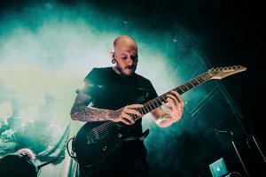Erra publie un play-through à la guitare du single Disarray
