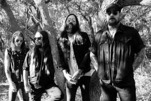 He Is Legend publie une nouvelle chanson dénommée Eye Teeth