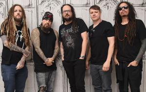Korn reçoit un disque d’or pour son single Get Up! (ft. Skrillex)
