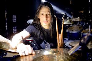Mike Mangini de Dream Theater joue sur des seaux