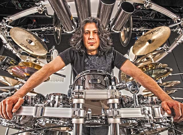 Mike Mangini explique pourquoi ses cymbales sont placées aussi hautes