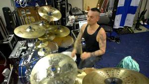 Regardez le batteur de Wintersun jouer Winter Madness en live
