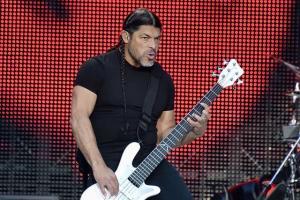 Robert Trujillo et Kirk Hammett de Metallica jouent une reprise de Ma Gueule de Johnny Hallyday à Paris