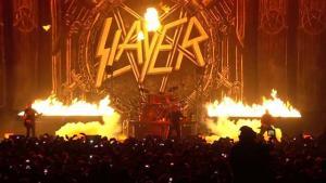 Slayer et Nergal de Behemoth jouent Evil Has No Boundaries en live