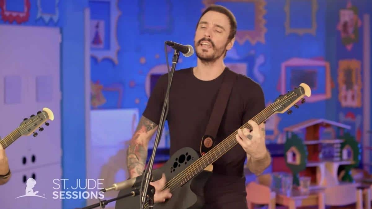 Vidéos de Breaking Benjamin jouant un concert acoustique pour l&rsquo;hôpital pour enfants St. Jude