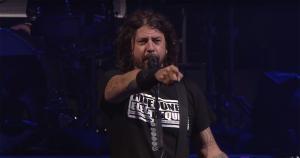 Dave Grohl de Foo Fighters fait monter deux fans sur scène lors du Sziget Festival