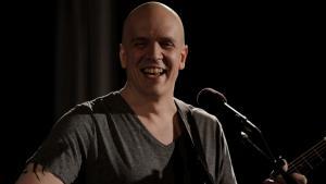 Devin Townsend : « L&rsquo;aéroport semble être un rappel pervers d&rsquo;une époque récente où les gens pouvaient vivre dans une illusion »