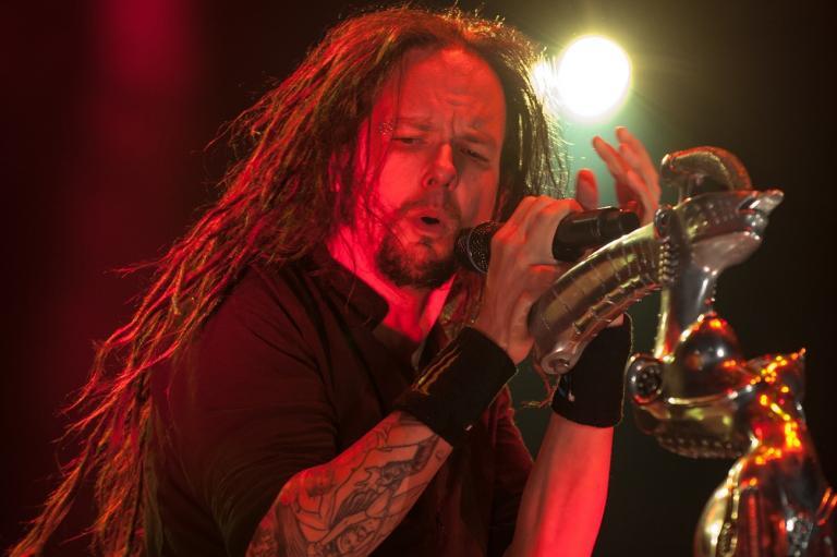 Jonathan Davis de Korn revient sur son expérience de croque-mort : “J’ai dû coudre quelques anus”