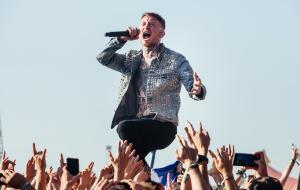 Frank Carter : “Les concerts de Rock sont dominés par les hommes depuis des années, tous les groupes doivent travailler pour donner du pouvoir aux femmes”