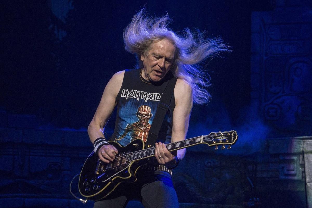 Regardez le guitariste de Iron Maiden jeter accidentellement son instrument dans le public