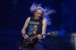 Regardez le guitariste de Iron Maiden jeter accidentellement son instrument dans le public