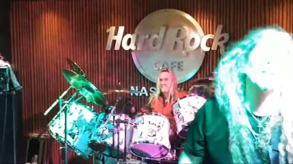 Nicko McBrain joue en live avec un groupe tribute de Iron Maiden
