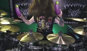 [Insolite] Back In Black de AC/DC joué à la batterie avec des godes (NSFW)