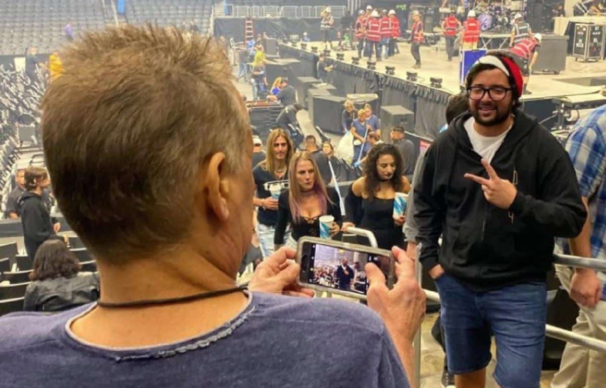 Un fan de Tool demande à Eddie Van Halen de prendre une photo de lui sans le reconnaître