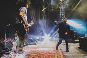 Regardez Deftones jouer la chanson Smile pour la première fois en live