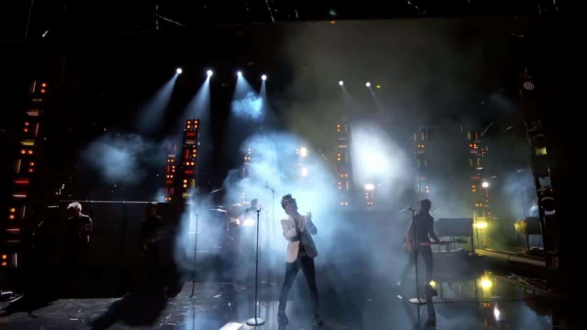 Regardez Green Day jouer aux American Music Awards