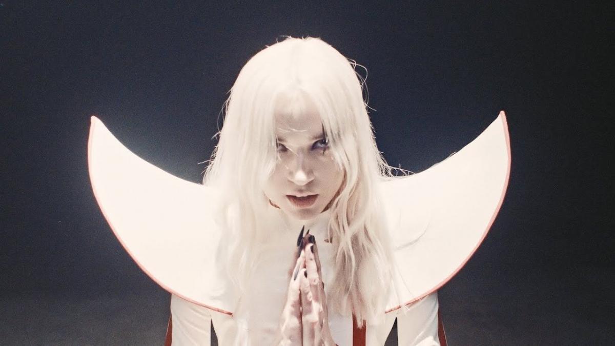 Poppy sort un nouveau single intitulé Bloodmoney