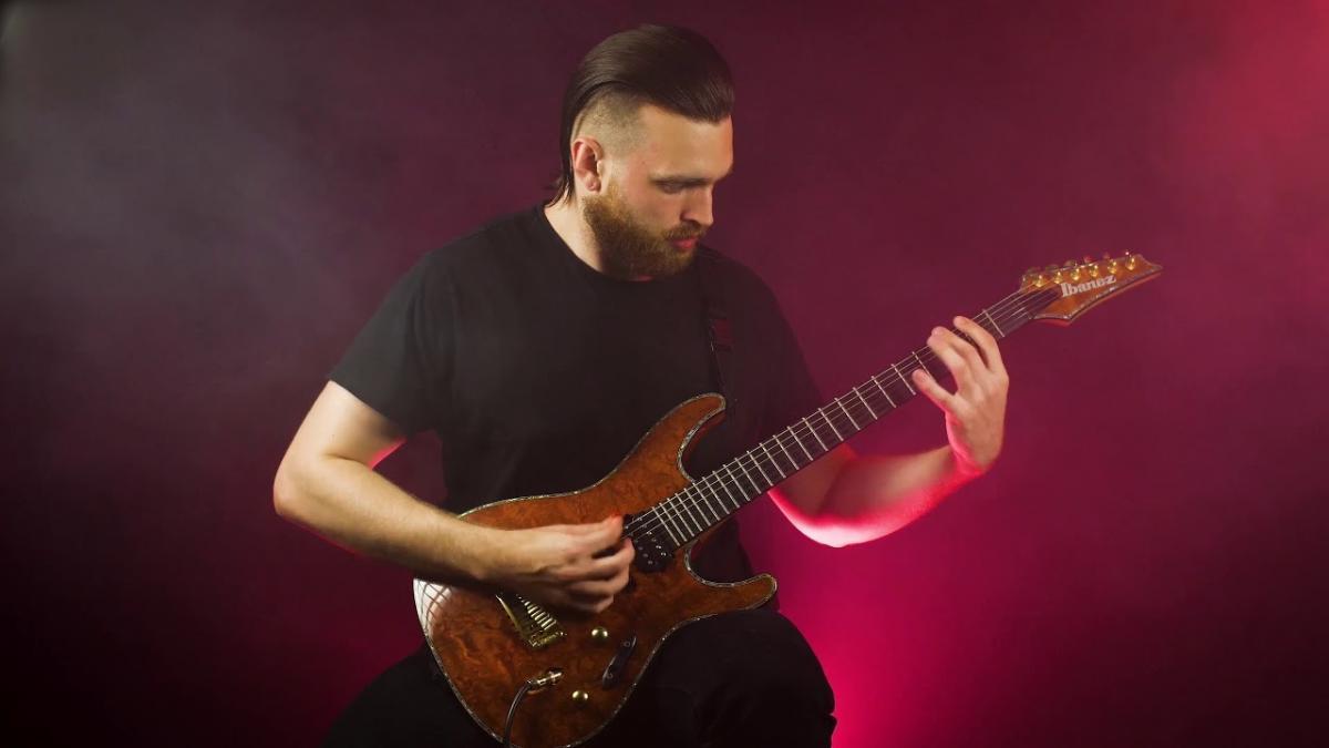 Shadow Of Intent partage un playthrough à la guitare pour Barren And Breathless Macrocosm