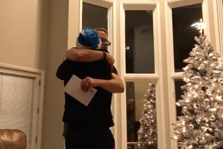Le chanteur du groupe de Metal I Prevail rembourse l’hypothèque de son père comme cadeau de Noël