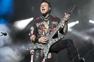 Jason Hook se retire de la tournée européenne de Five Finger Death Punch, Andy James le remplace