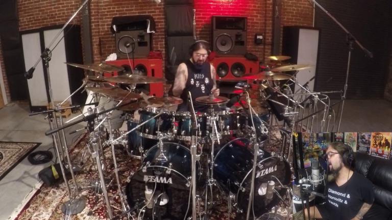 Regardez Mike Portnoy jouer Fall To Ascend de Sons Of Apollo en studio