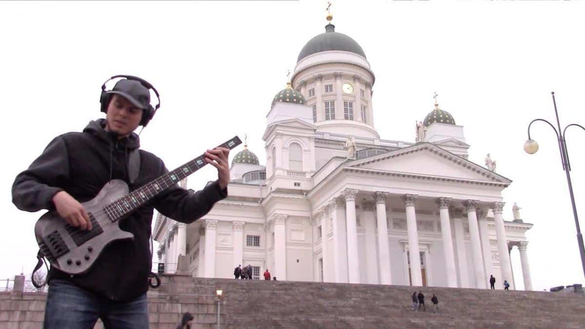 Regardez Nathan Navarro jouer Genesis de Devin Townsend à la basse