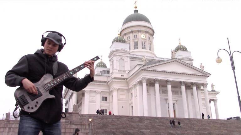 Regardez Nathan Navarro jouer Genesis de Devin Townsend à la basse