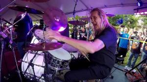 Regardez Nicko McBrain jouer en live après s’être retiré des tournées d’Iron Maiden