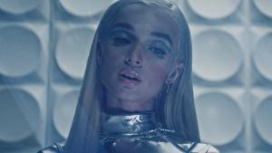 Poppy publie une chanson Electro/Pop/Metal nommée Fill The Crown