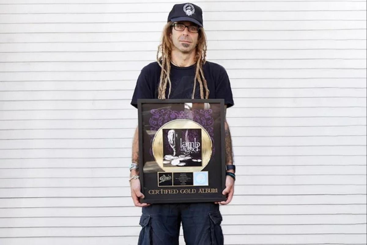 Randy Blythe de Lamb Of God vous permet de gagner son disque d&rsquo;or de Sacrament en échange d&rsquo;un don pour combattre le cancer du sein