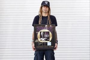 Randy Blythe de Lamb Of God vous permet de gagner son disque d&rsquo;or de Sacrament en échange d&rsquo;un don pour combattre le cancer du sein