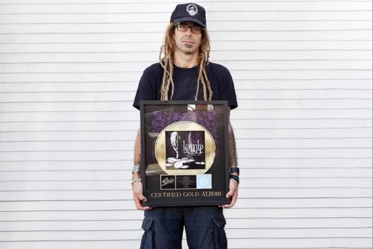 Randy Blythe de Lamb Of God vous permet de gagner son disque d’or de Sacrament en échange d’un don pour combattre le cancer du sein