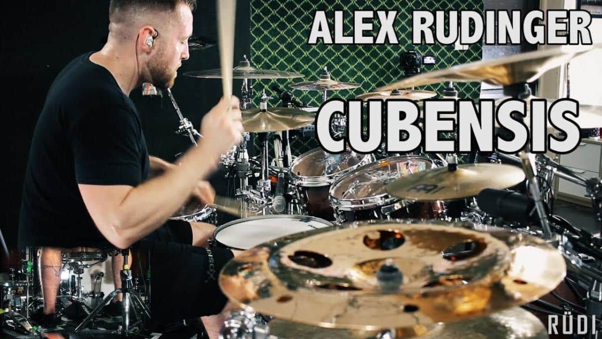 Regardez Alex Rüdinger jouer du Metal Progressif à la batterie avec énergie et précision
