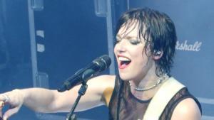 Lzzy Hale de Halestorm “prend plus de risques” avec sa nouvelle musique : “Je n’ai pas l’intention de me reposer sur mes lauriers”