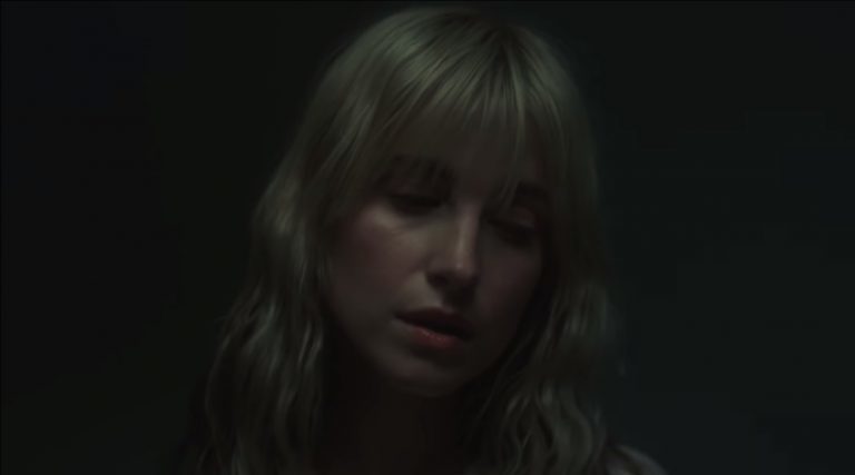 Hayley Williams de Paramore partage Simmer, son premier single en solo