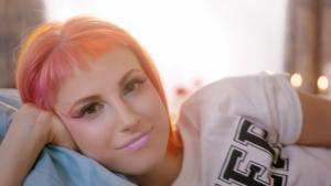 Hayley Williams de Paramore va sortir sa première chanson en solo demain