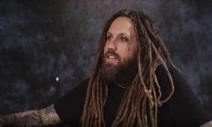 “Je l’ai donc influencé très tôt, puis il m’a influencé…” ; Brian “Head” Welch explique pourquoi Korn s’est mis à utiliser des guitares à sept cordes
