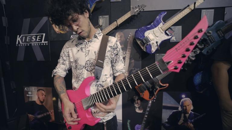 Regardez le guitariste de Veil Of Maya jouer du Metalcore bien technique au NAMM 2020