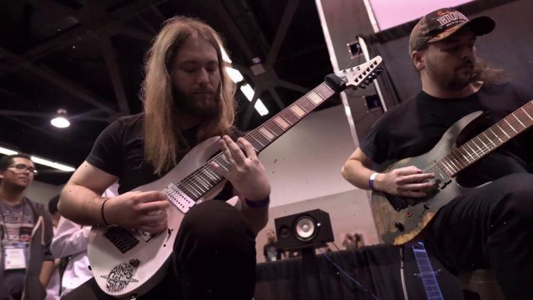 Les guitaristes de Rings Of Saturn jouent Godless Times en live au NAMM 2020