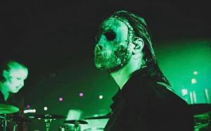 Slipknot : Revivez l’entrée sur scène du groupe de Metal hier soir à Paris