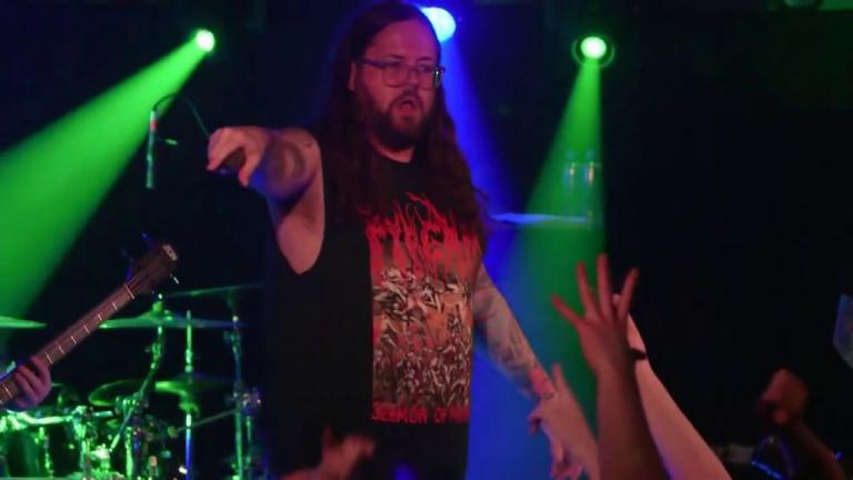 Trevor Strnad, le chanteur de The Black Dahlia Murder, fait des vidéos sur OnlyFans avec sa petite amie