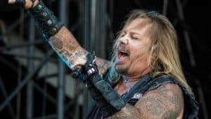 Regardez Vince Neil interpréter les classiques de Mötley Crüe lors du Boone Iowa River Valley Festival