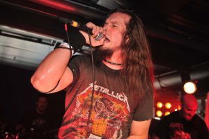L&rsquo;ancien chanteur de Anthrax plaide coupable d&rsquo;avoir attaqué deux hommes âgés