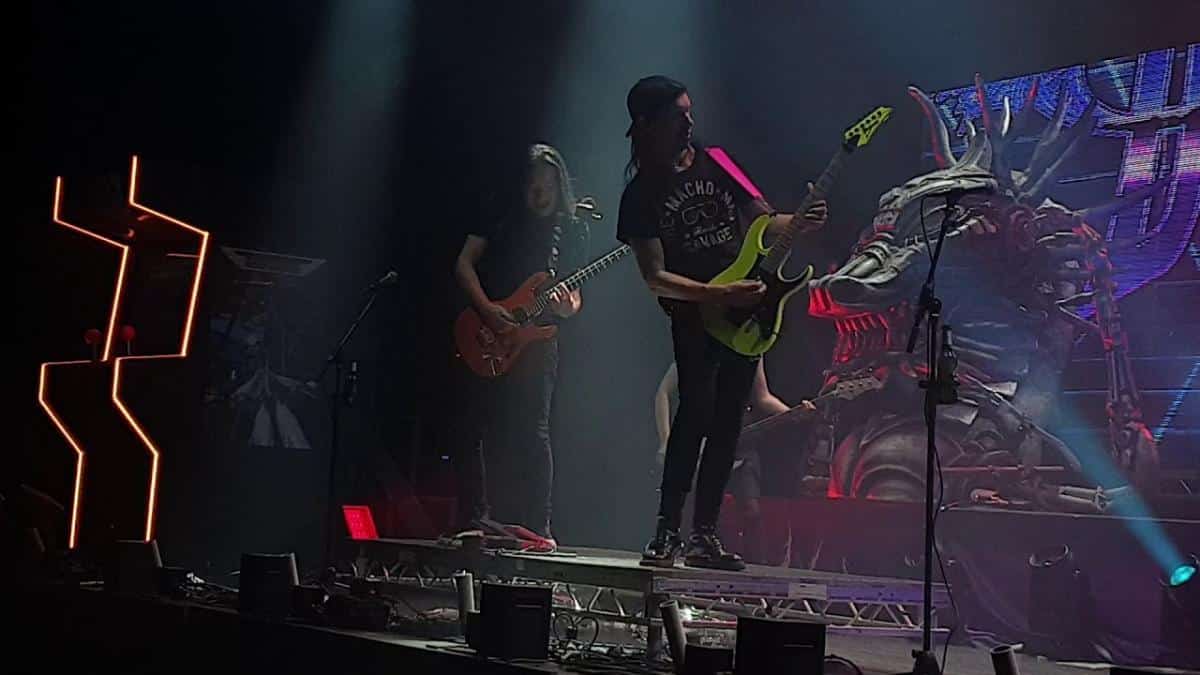 Regardez Dragonforce jouer Through The Fire And Flames en live avec Alicia Vigil à la basse