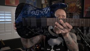 Matt Heafy de Trivium expose sa collection de guitares