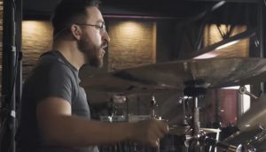 Regardez Mike Malyan de Monuments jouer Animus à la batterie !