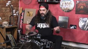 Mike Portnoy joue ses grooves favoris de Rush sur un kit de batterie miniature (et pète un câble)