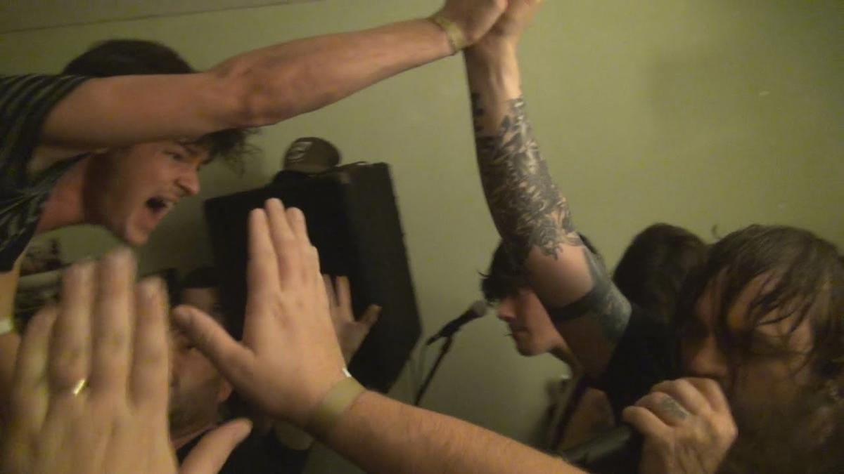 Regardez Norma Jean jouer du gros Metal dans la maison d&rsquo;un fan